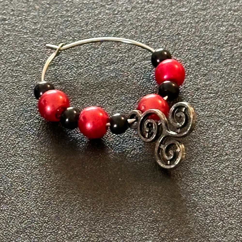 Wine glass tag Stainless steel black/red beads Triple Celtic Spiral charm